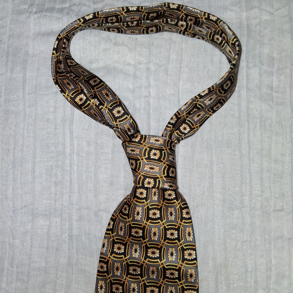 Elegant Geometric Tie in Black and Gold
